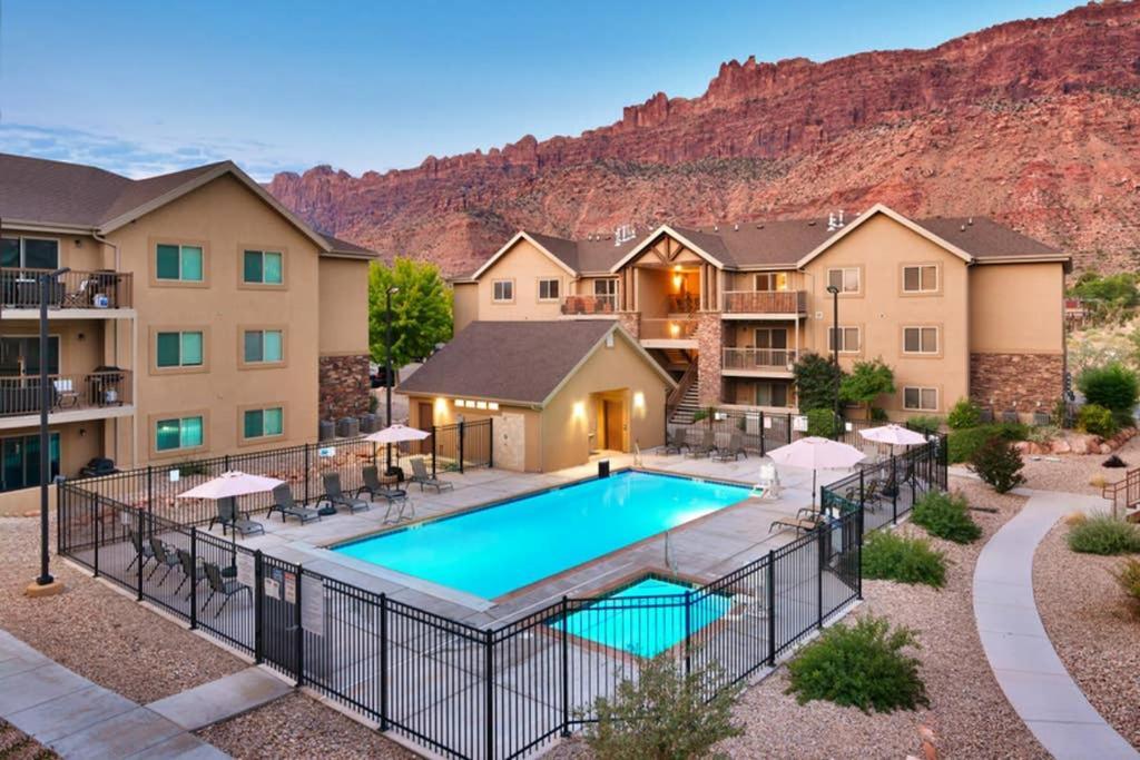 6H Spacious Redcliff Condo, Pool & Hot Tub Moab Exterior photo